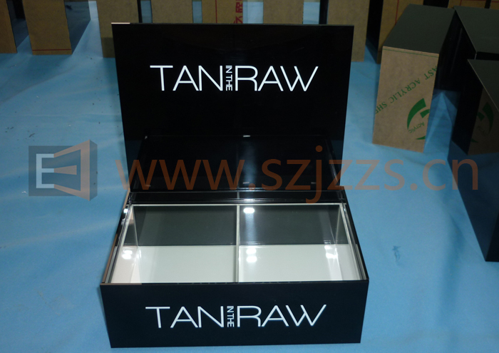 Tan In The Raw品牌展示架